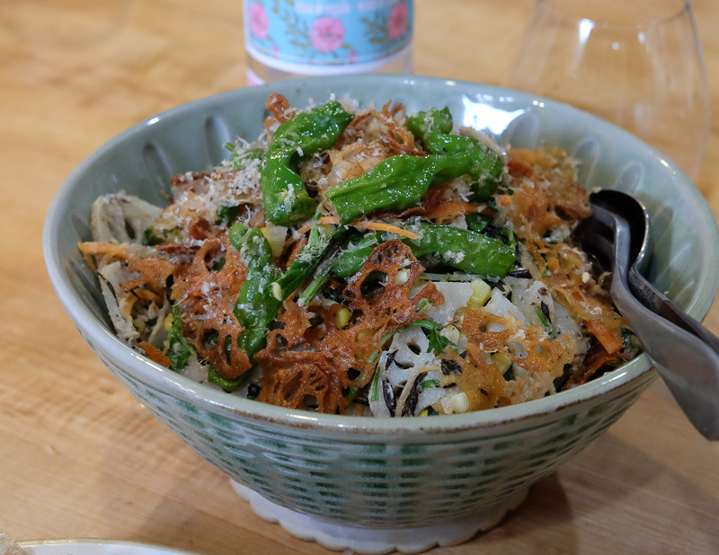 レンコンやしし唐などが入った、和風のサラダ