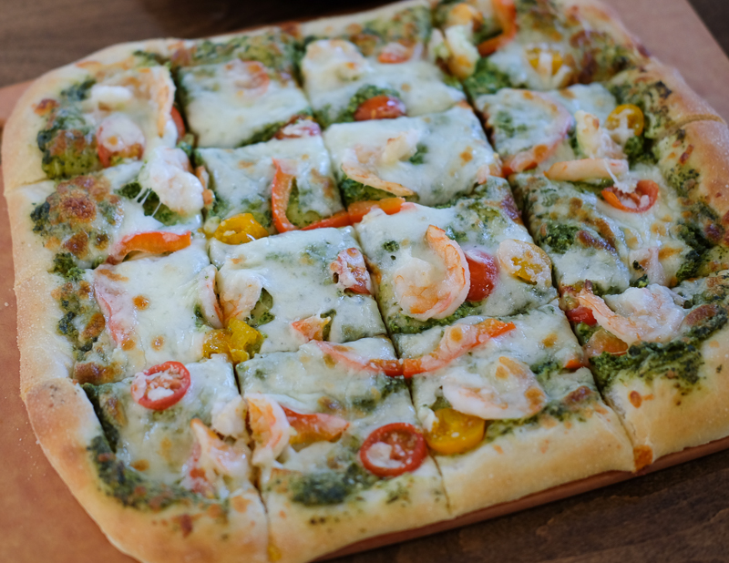 パクチーソースの海老ピザ