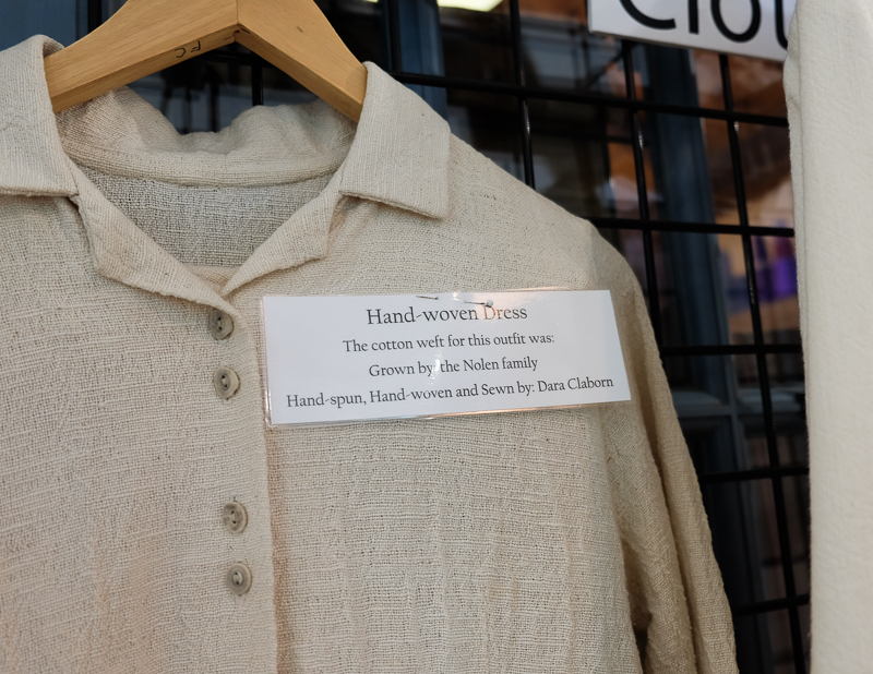 手織りの布で作られた洋服