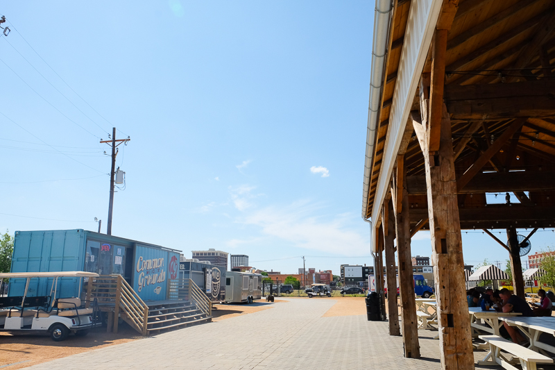 フードトラックとパティオ