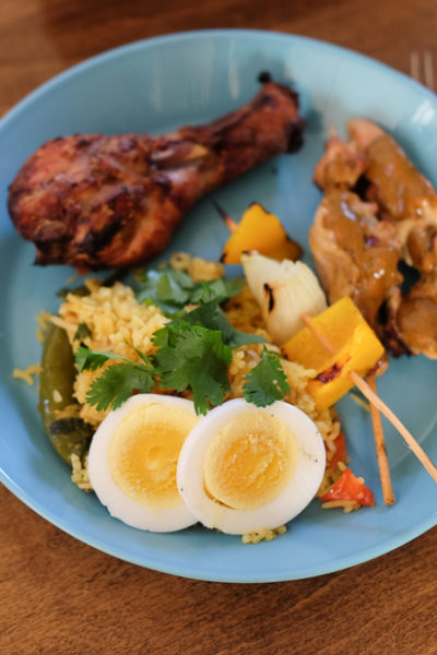 二種類のチキンとビリヤニのディナー