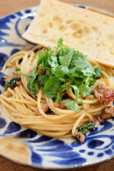 オイルサーディンとパクチーのパスタ