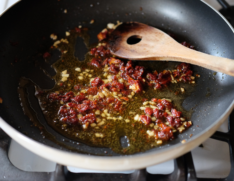 ドライトマトを入れる