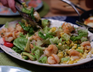 サラダを混ぜます