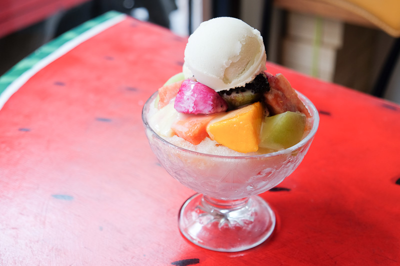 トロピカルフルーツが乗ったかき氷
