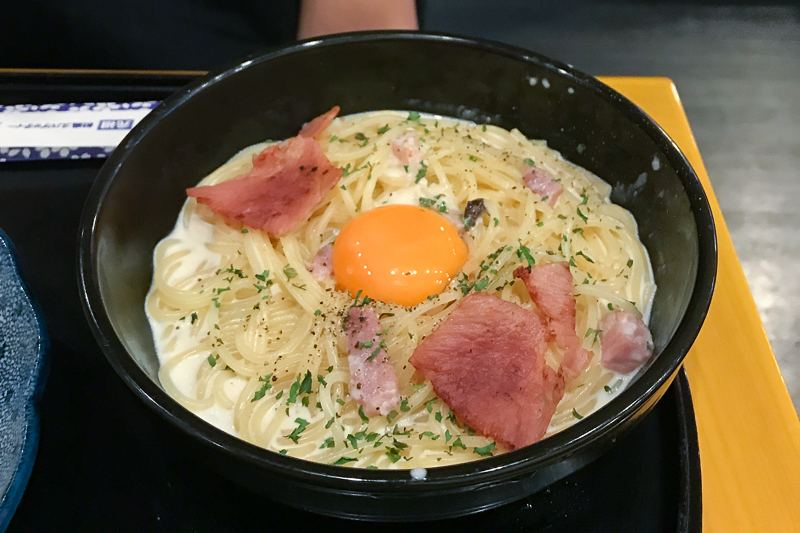 カマンベールチーズとかりかりベーコンのカルボナーラ