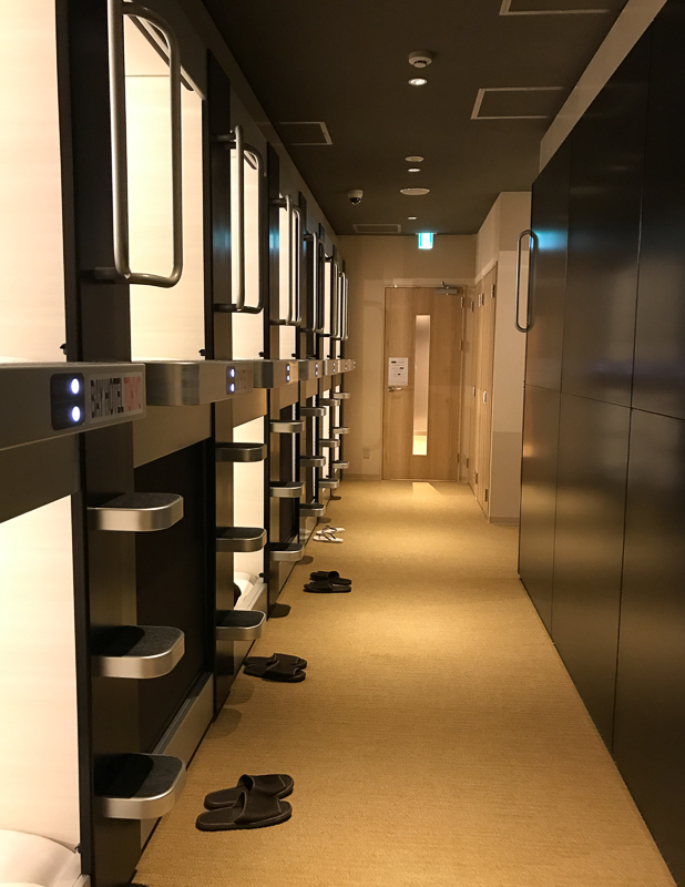 カプセルホテル