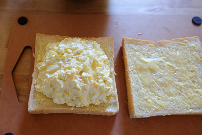 たまごサラダを盛る