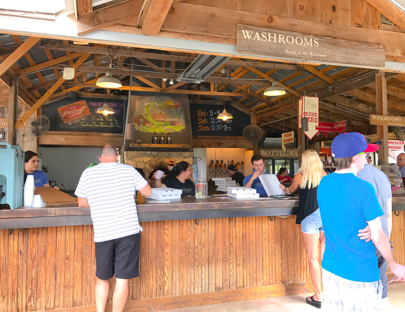 ピザ屋さんのカウンター