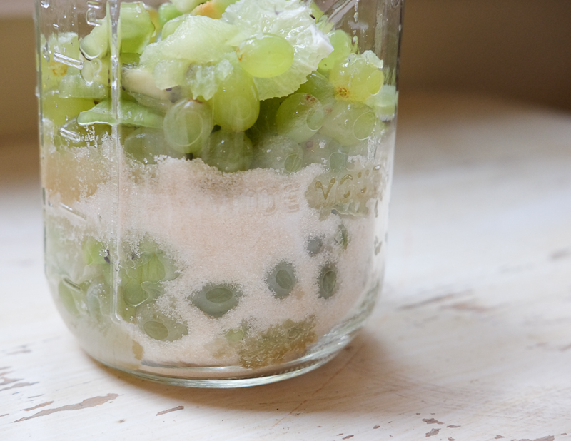 砂糖とフルーツを交互に