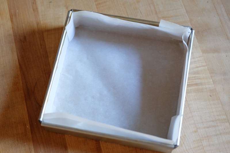 型にパーチメントペーパーを敷きます