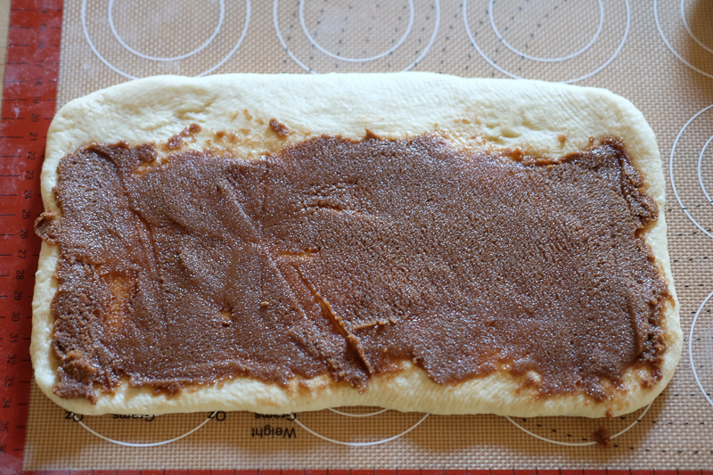 バターとシナモンシュガーをぬって...