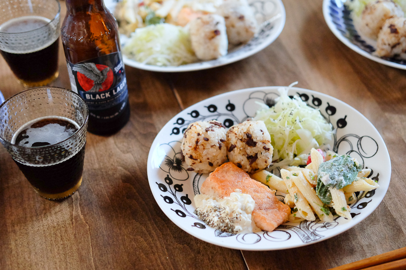 ビールはサミュエルアダムスのブラックラガー