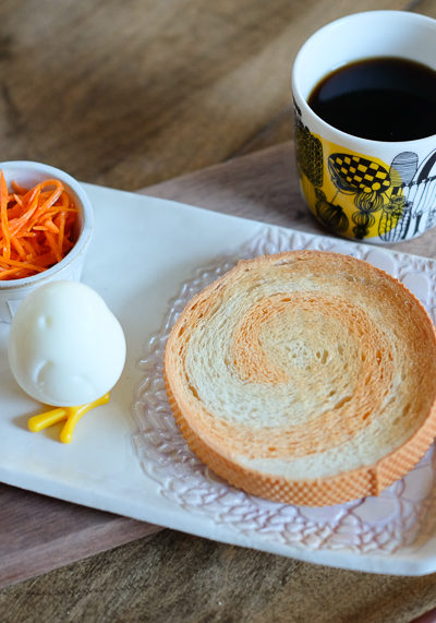 渦巻パンとたまごのひよこで、朝ごはん