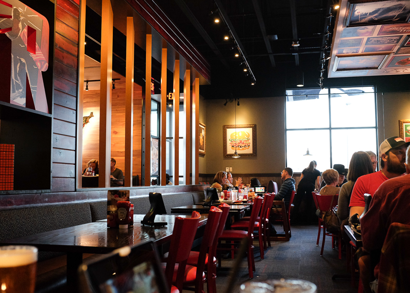 落ちついた感じの店内