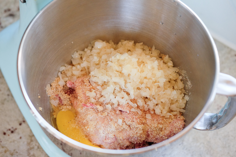 ハンバーグの材料を合わせる