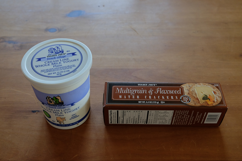ヨーグルトとクラッカー