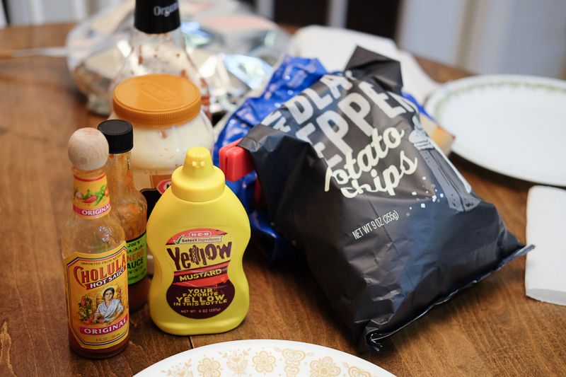 チップスやマスタードなど