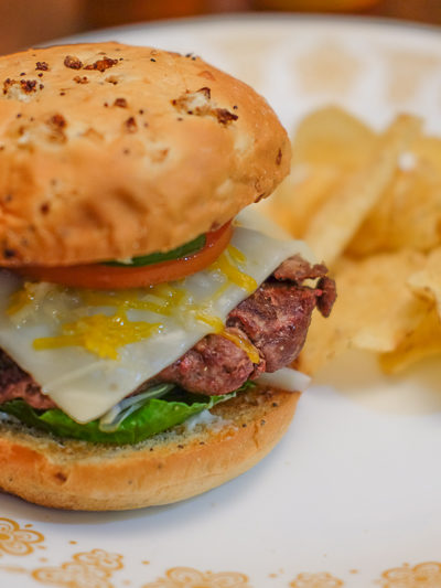 ボリューム満点、自家製バーガー