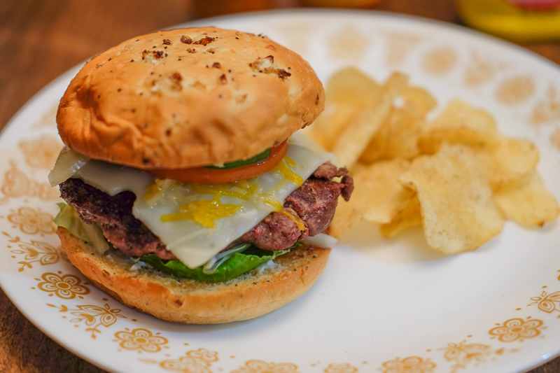 ボリューム満点、自家製バーガー