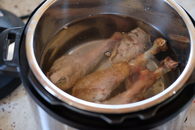 ターキーレッグと水をインスタントポットに