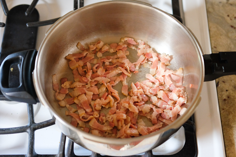 ベーコンを炒めます