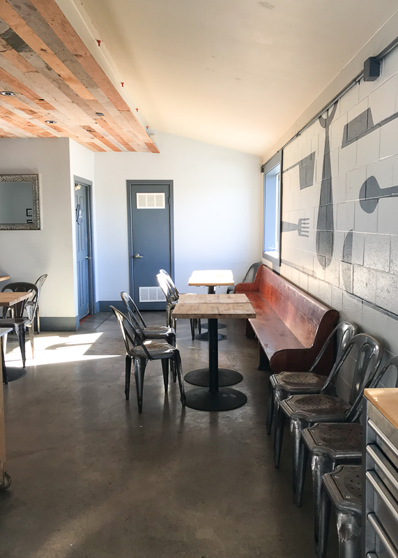 シンプルな店内