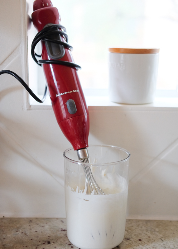 生クリームの泡立ては、ハンドブレンダーが便利