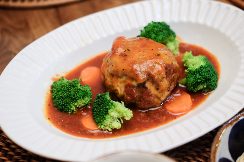 トマト味の煮込みハンバーグ