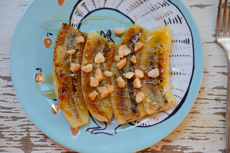 はちみつをたらーりかけて、ナッツをぱらぱら