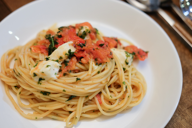トマト、モッツァレラ、パセリのパスタ