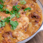 白ワインで煮込みます