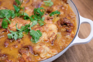 白ワインで煮込みます