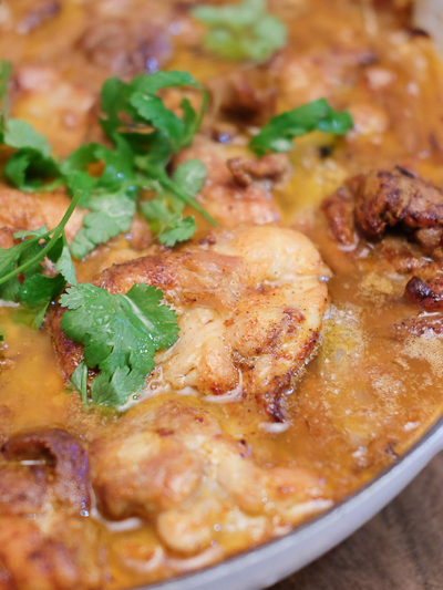 白ワインで煮込みます