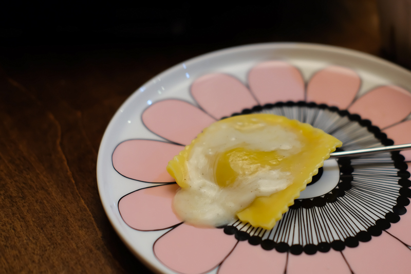 ラビオリにはチーズをとろりとかけて