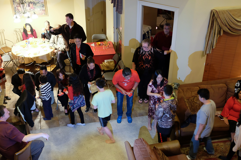 順番にお年玉をもらいます