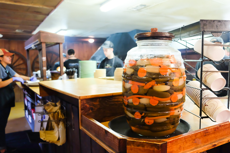 ピクルスの入った瓶