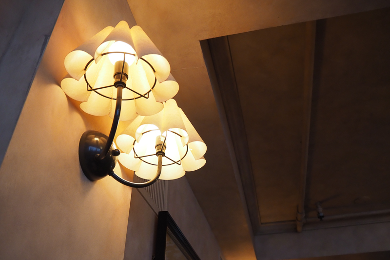 壁のライトがかわいい