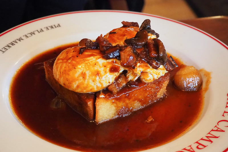 ポーチドエッグ乗せトーストのフォアグラソースがけ