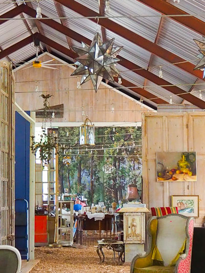 この奥がレストラン