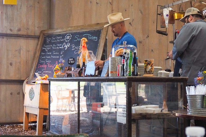 カウボーイハットのかっこいいシェフ