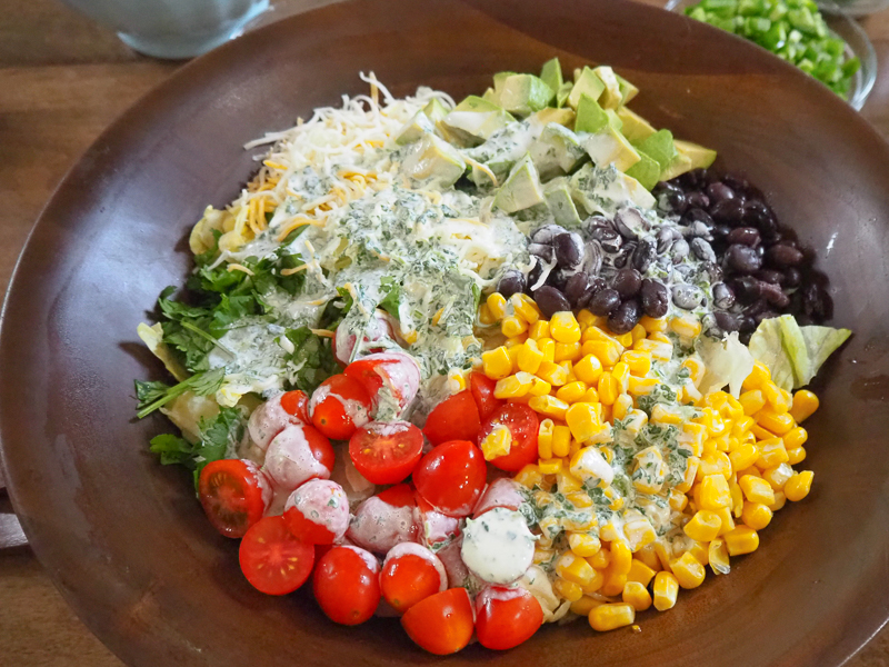 手作りサワークリームドレッシングをかけて