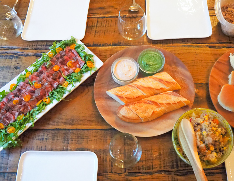 牛肉のたたき、バゲットと二種類のスプレッド