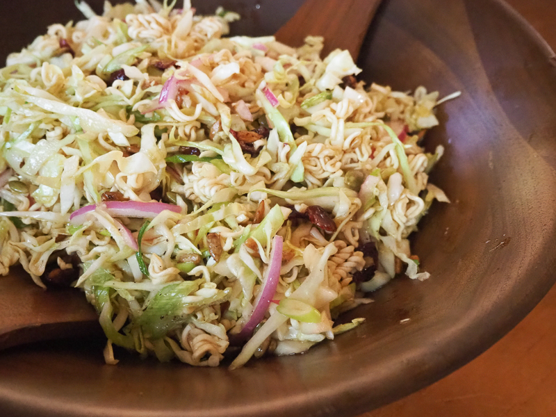 人気のラーメンサラダ