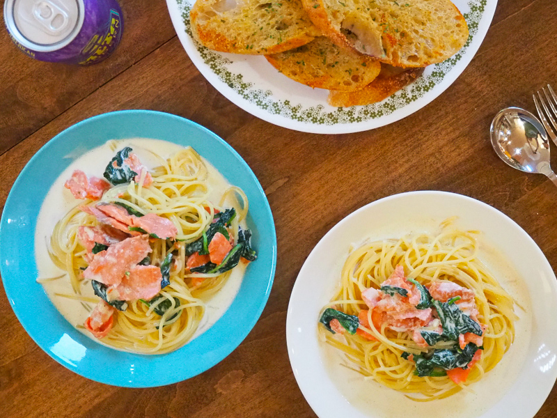 スモークサーモンとほうれん草のクリームパスタ