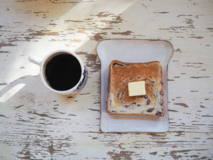 トーストしてバターを乗せて