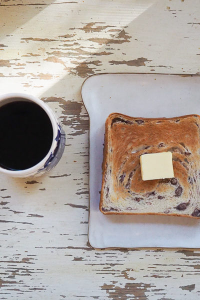 トーストしてバターを乗せて