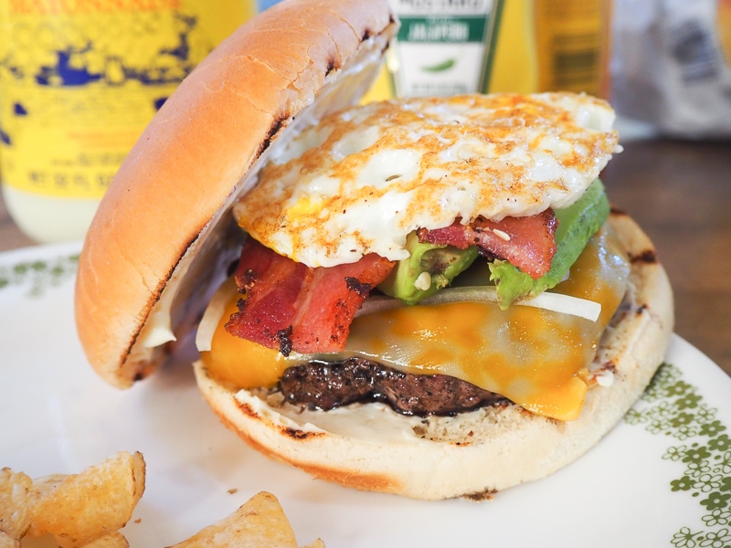 ベーコンエッグアボカドチーズバーガー