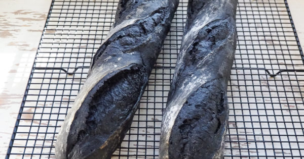 まっ黒バゲット、焼けた♪