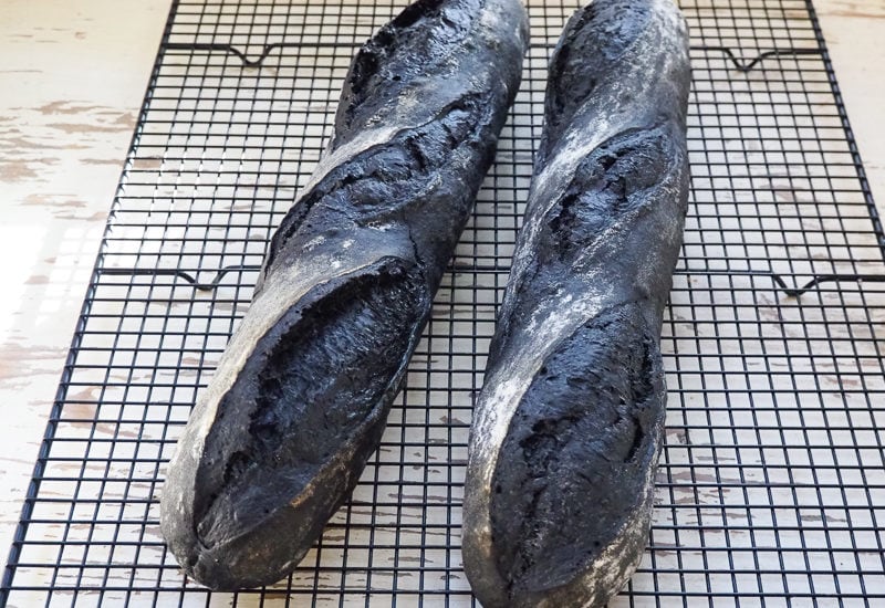 まっ黒バゲット、焼けた♪